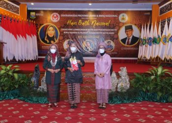Peringati Hari Batik Nasional, Hesti Haris Kenalkan Buku Sejarah dan Filosofi Batik Jambi