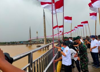 Gubernur Jambi Al Haris Turun Langsung Kibarkan Seribu Bendera Merah Putih