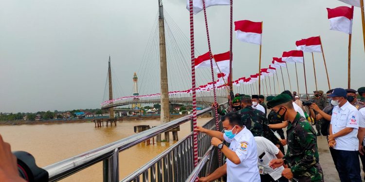 Gubernur Jambi Al Haris Turun Langsung Kibarkan Seribu Bendera Merah Putih