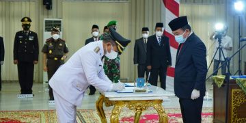 Gubernur Al Haris Merasa Terharu Saat Lantik Gurunya Sebagai Bupati Merangin