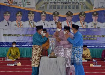 Penutupan MTQ Ke-50, Wakil Gubernur Serahkan Piala Bergilir Ke Juara Umum