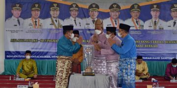 Penutupan MTQ Ke-50, Wakil Gubernur Serahkan Piala Bergilir Ke Juara Umum
