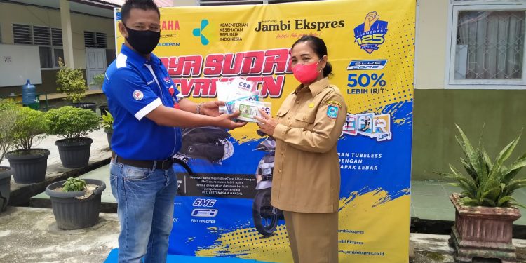 Guru di Merangin Senang Setelah Divaksin Dapat Bingkisan dari Yamaha