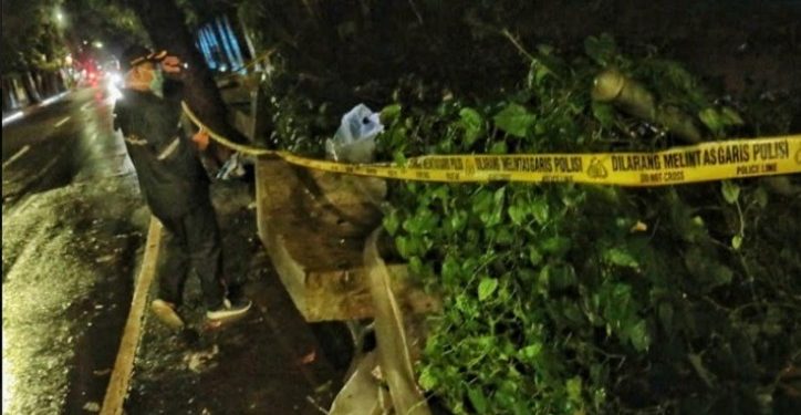 Pagar Tembok Beton Roboh” Dua Pedagang Masker Tertimpa, Satu Tewas di Lokasi
