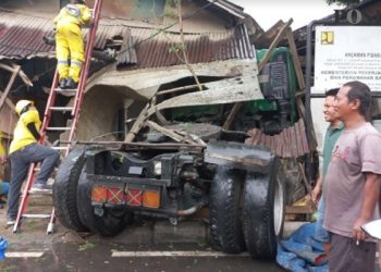 Hilang Kendali, Truk Tabrak Rumah Satu Motor Hancur dan Tiang Listrik Roboh