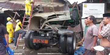 Hilang Kendali, Truk Tabrak Rumah Satu Motor Hancur dan Tiang Listrik Roboh