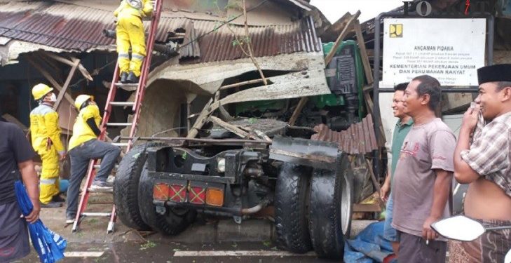 Hilang Kendali, Truk Tabrak Rumah Satu Motor Hancur dan Tiang Listrik Roboh