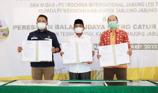 Hadiri Serah Terima Program Tanggung Jawab Sosial, Anwar Sadat: Pentingnya Membangun Rasa Cinta Tanjabbarat