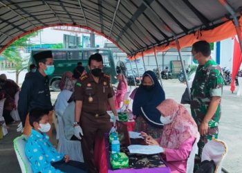 Sekda Hadiri Vaksinasi Massal di Kejari Batanghari