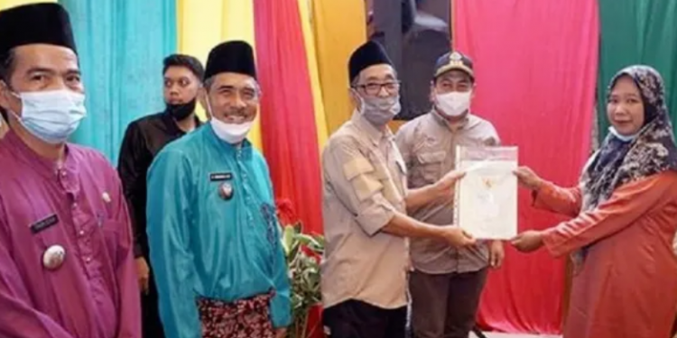 Wabup Batanghari Serahkan Sertifikat Tanah