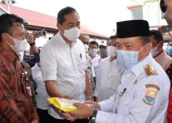 Gubernur Al Haris Dampingi Menteri Perdagangan Tinjau Pasar Angso Duo