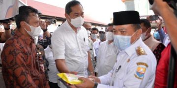 Gubernur Al Haris Dampingi Menteri Perdagangan Tinjau Pasar Angso Duo