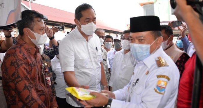 Gubernur Al Haris Dampingi Menteri Perdagangan Tinjau Pasar Angso Duo