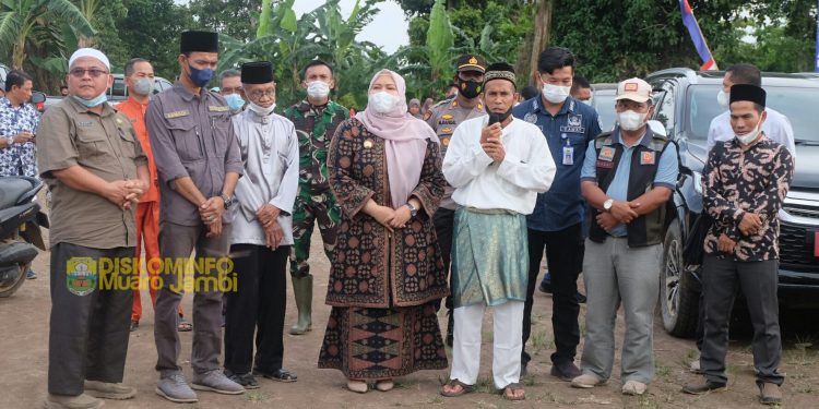 Pemkab Muaro Jambi Beri Bantuan Paket Sembako dan Santunan Anak Yatim