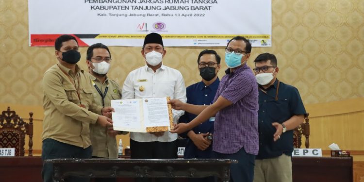 Wabup Tanjab Barat Hadiri Serah Terima Lapangan Pembangunan Jargas Rumah Tangga