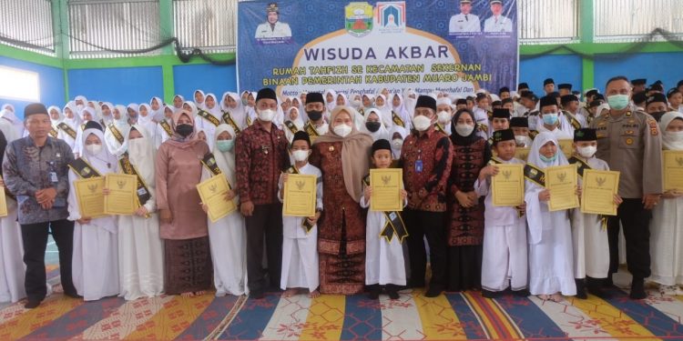 Bupati Muaro Jambi Menghadiri Wisuda Hafidz Quran