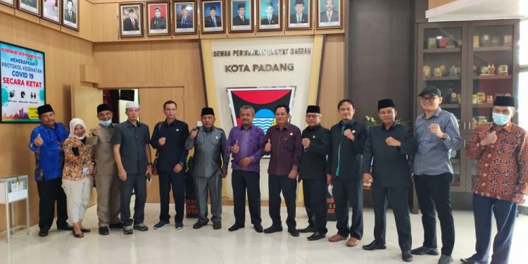 Dewan Muarojambi Kunker ke DPRD Kota Padang