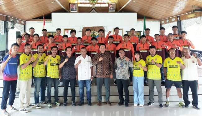 Bupati Fadhil Arief Pompa Jantung Tim Batanghari FC Menuju Surabaya