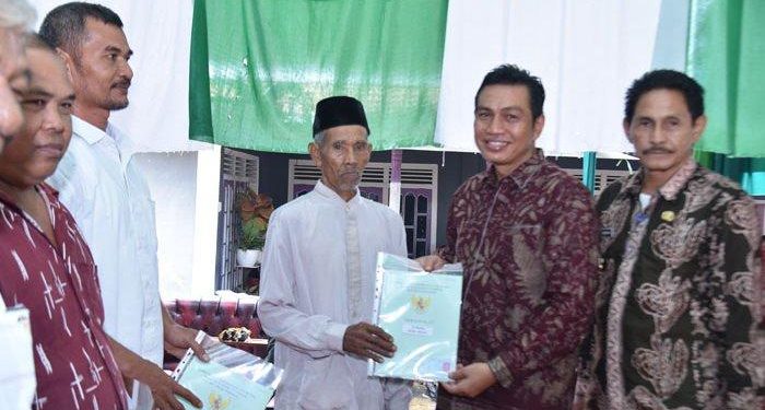 Bupati Fadhil Arief Bagikan Secara Simbolis 603 Serifikat Tanah Kepada Warga Bungku