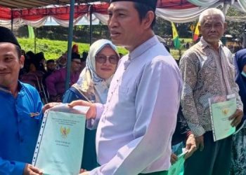Bupati Batanghari Serahkan Sertipikat Tanah Masyarakat Secara Simbolis