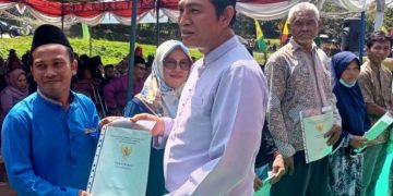 Bupati Batanghari Serahkan Sertipikat Tanah Masyarakat Secara Simbolis