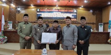 Bupati Tanjab Barat Hadiri Rapurna DPRD dalam Rangka Penetapan PROPEMPERDA Tahun 2023