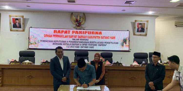 Bupati Batanghari Hadiri Rapat Paripurna Persetujuan Perubahan APBD TA 2022