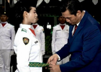 Bupati MFA Kukuhkan Petugas Pengibar Bendera Merah Putih