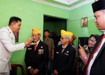 Pj Bupati Muaro Jambi Beri Bantuan ke Veteran