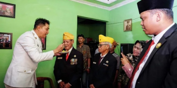 Pj Bupati Muaro Jambi Beri Bantuan ke Veteran