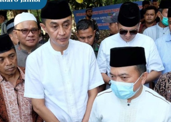 Pj Bupati Muaro Jambi Dampingi Gubernur Serahkan Bantuan Hewan Qurban