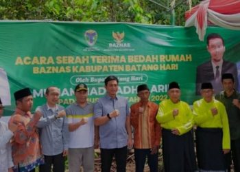 Bupati Fadhil Arief Serahkan Bantuan Bedah Rumah