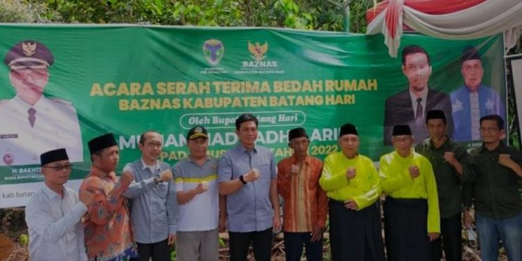 Bupati Fadhil Arief Serahkan Bantuan Bedah Rumah
