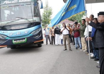 Gubernur Al Haris Lepas Kontingen PWI Jambi ke HPN 2023 di Medan