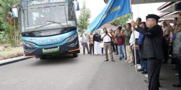Gubernur Al Haris Lepas Kontingen PWI Jambi ke HPN 2023 di Medan
