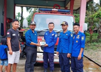 Anggota DPRD Muaro Jambi Robinson Bantu Hp Khusus untuk Pemadaman Kebakaran