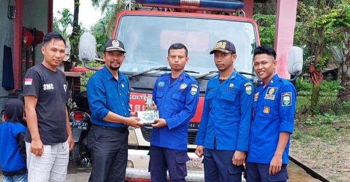 Anggota DPRD Muaro Jambi Robinson Bantu Hp Khusus untuk Pemadaman Kebakaran