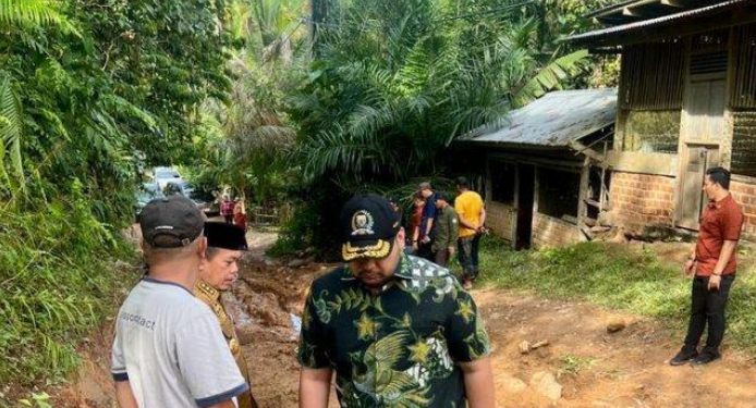 Wakil Ketua DPRD Provinsi Jambi Dampingi Al Haris Tinjau Jalan di Batang Asai