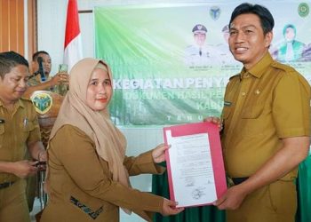 Bupati Batang Hari Serahkan Dokumen Itsbah Nikah Untuk Tiga Kecamatan