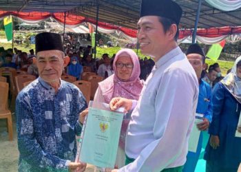 Fadhil Arief Serahkan Ribuan Sertifikat Untuk Masyarakat Tembesi
