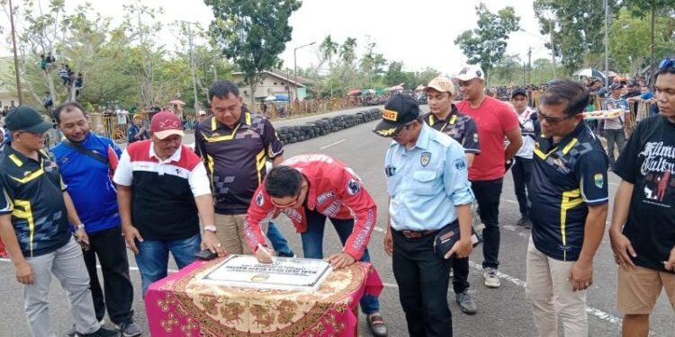 PJ Bupati Muaro Jambi Buka Langsung Road Race di HUT Desa Bukit Baling ke-39