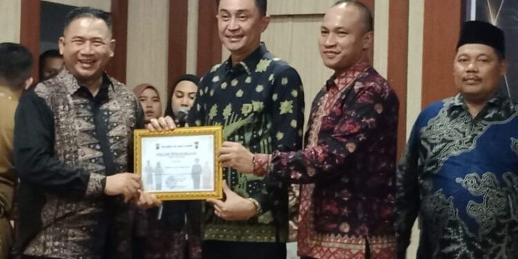 PJ Bupati Bachyuni Deliansyah Terima Piagam Dari Kapolres Muaro Jambi