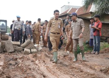 Pj Bupati Bachyuni Tinjau Kondisi Jalan Desa Bakung–Niaso
