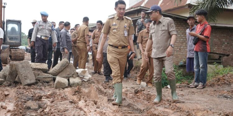 Pj Bupati Bachyuni Tinjau Kondisi Jalan Desa Bakung–Niaso