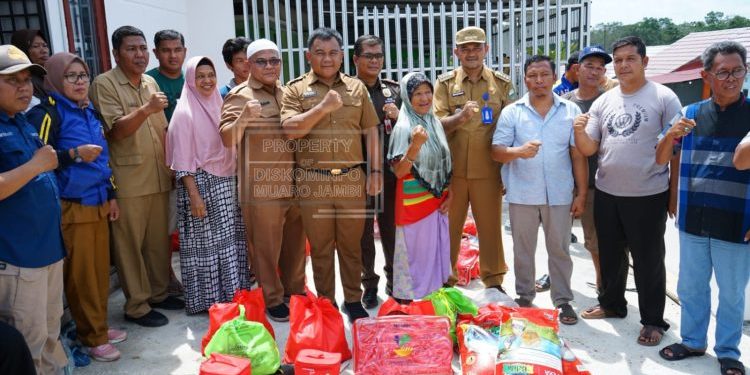 Pemkab Muaro Jambi Berikan Bantuan Kepada Korban Angin Puting Beliung di Jaluko