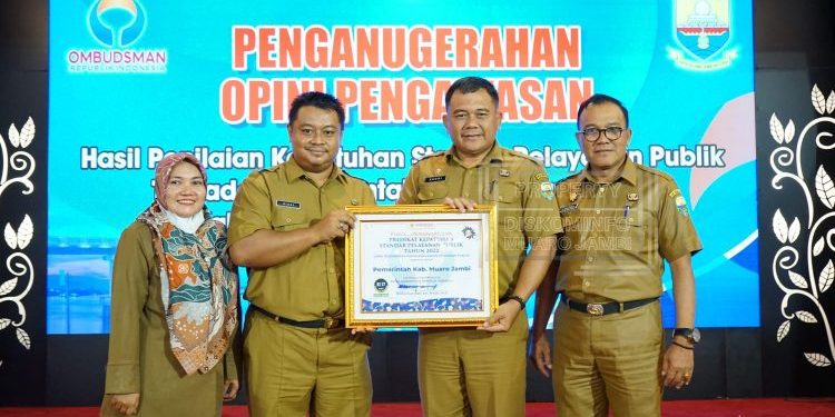 Pemkab Muaro Jambi Terima Penghargaan Predikat Kepatuhan Standar Pelayanan Publik Tahun 2022