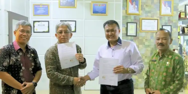 Kadis M. Fauzi Teken Kontrak Pembangunan Gedung Stadion Pijoan