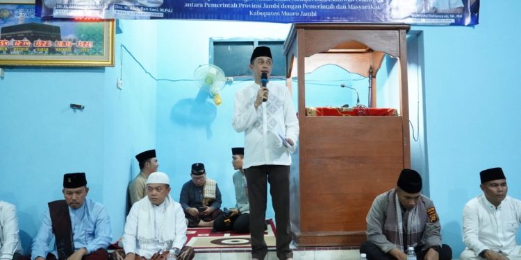 Pj Bupati Muaro Jambi Dampingi Gubernur Jambi Lakukan Safari Ramadhan dimasjid Al Ikhlas di Bahar utara