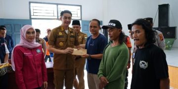 Pj Bupati Muaro Jambi Bersama Ketua TP PKK Beri Bantuan Korban Angin Puting Beliung