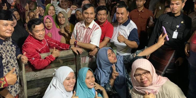 Kunjugi Korban Kebakaran di Desa Tendah Sarolangun, Edi Purwanto Turut Serahkan Bantuan